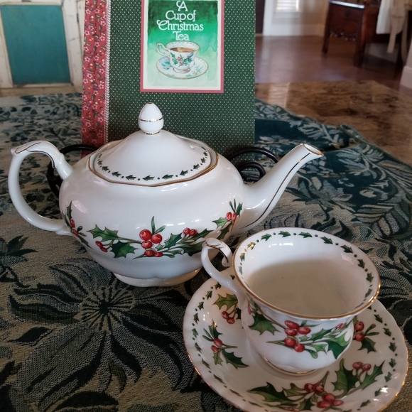 A Christmas Cup of Tea Book & Teapot Cup/Saucer - Picture 2 of 13